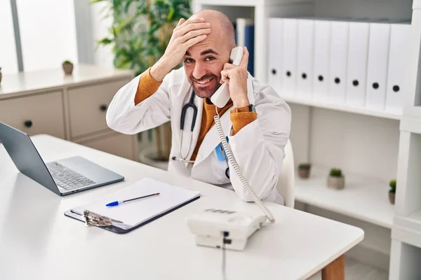 Ung Skallig Man Med Skägg Arbetar Telefontid Stressad Och Frustrerad — Stockfoto