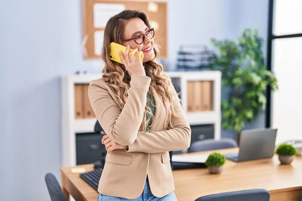 Young Woman Business Worker Talking Smartphone Office — Stockfoto