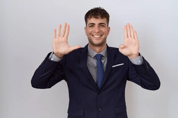 Młody Latynoski Biznesmen Garniturze Krawacie Pokazujący Wskazujący Palcami Numer Dziewięć — Zdjęcie stockowe