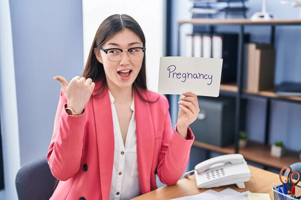 Čínská Mladá Žena Pracující Kanceláři Drží Těhotenský Znak Ukazující Palec — Stock fotografie
