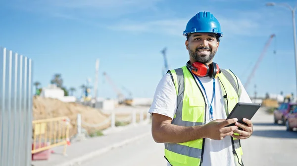 Africain Américain Homme Constructeur Souriant Confiant Utilisant Touchpad Rue — Photo