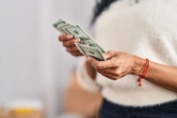 Mujer Afroamericana Contando Dólares Nuevo Hogar — Foto de Stock