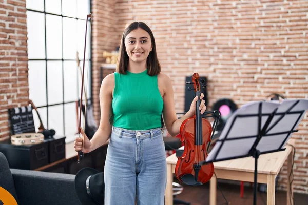 Joven Mujer Hispana Músico Sosteniendo Violín Estudio Música —  Fotos de Stock