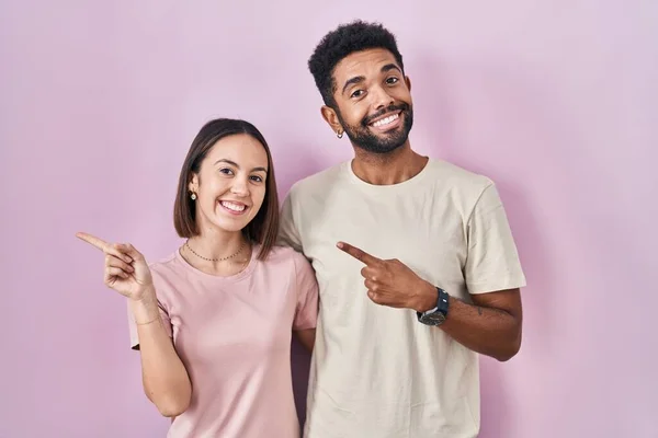 Junge Hispanische Paar Zusammen Über Rosa Hintergrund Fröhlich Mit Einem — Stockfoto