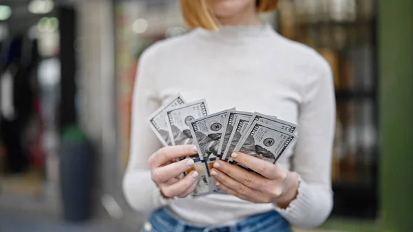 Mujer Rubia Joven Contando Dólares Calle — Foto de Stock
