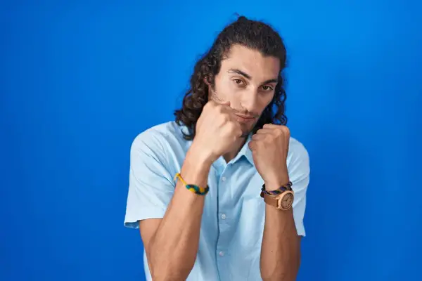 Young Hispanic Man Standing Blue Background Ready Fight Fist Defense — Stockfoto