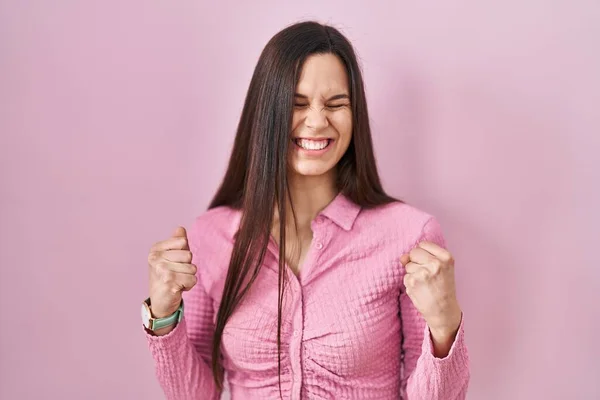 Pembe Arka Planda Duran Genç Spanyol Kadın Mutlu Heyecanlı Bir — Stok fotoğraf