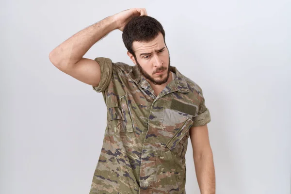 Joven Hispano Vestido Con Uniforme Camuflaje Del Ejército Confunde Pregunta — Foto de Stock