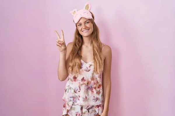 Joven Mujer Caucásica Con Máscara Sueño Pijama Mostrando Señalando Hacia —  Fotos de Stock
