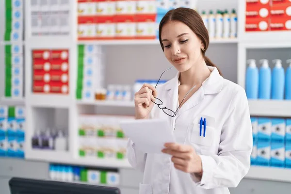 Young Woman Pharmacist Reading Prescription Pharmacy — Stockfoto