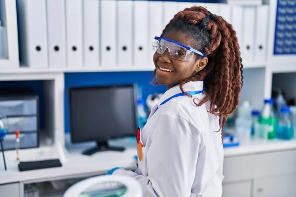 Afričanky Americká Žena Vědec Úsměvem Sebevědomí Stojící Laboratoři — Stock fotografie