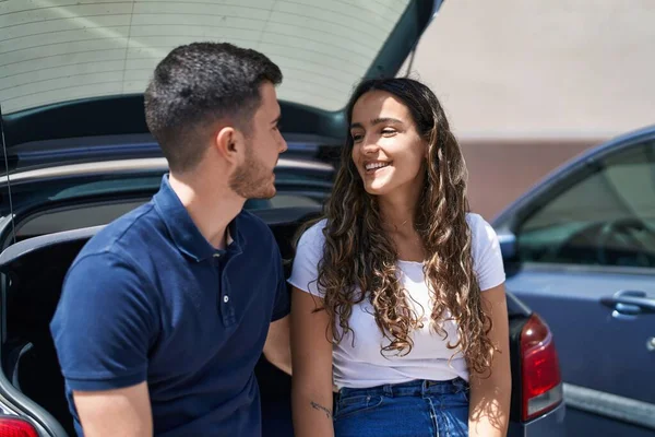 Egy Fiatal Spanyol Házaspár Együtt Csomagtartón Utcán — Stock Fotó