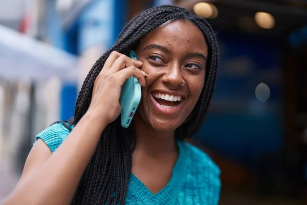 Afroamerikanerin Lächelt Selbstbewusst Und Spricht Auf Der Straße Auf Dem — Stockfoto