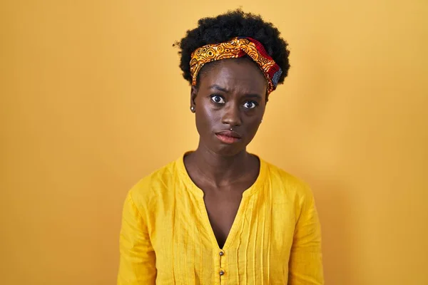 Afrikanische Junge Frau Mit Afrikanischem Turban Skeptisch Und Nervös Und — Stockfoto