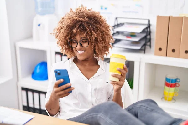 African American Woman Business Worker Using Smartphone Drinking Coffee Office — Foto de Stock