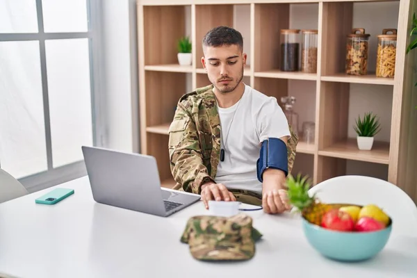 Young Hispanic Man Army Soldier Using Tensiometer Home — Stock Photo, Image