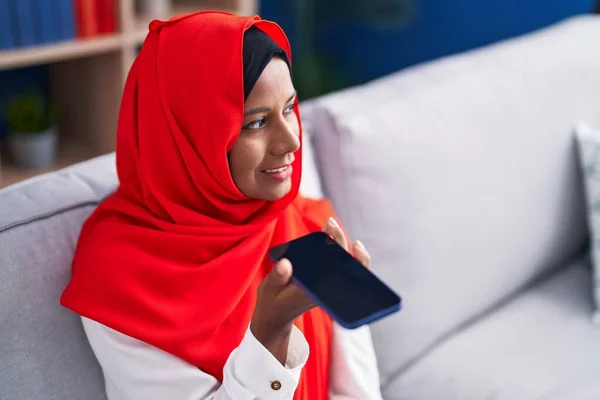 Ung Vacker Kvinna Talar Smartphone Sitter Soffan Hemma — Stockfoto