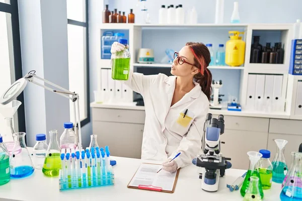 Beyaz Kadın Bilim Adamı Laboratuvarda Sıvı Yazıları Ölçüyor — Stok fotoğraf