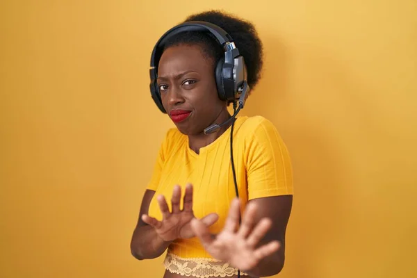 Afrikaanse Vrouw Met Krullend Haar Staande Gele Achtergrond Met Een — Stockfoto