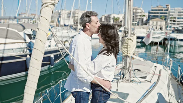 Hombre Mujer Mayores Pareja Abrazándose Besándose Barco — Foto de Stock