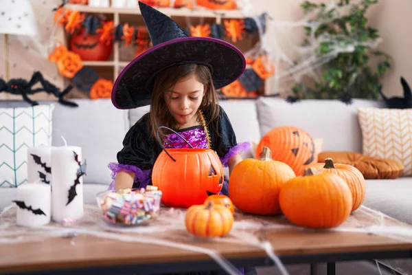 Imádnivaló Spanyol Lány Akinek Halloween Party Néz Sütőtök Kosár Otthon — Stock Fotó