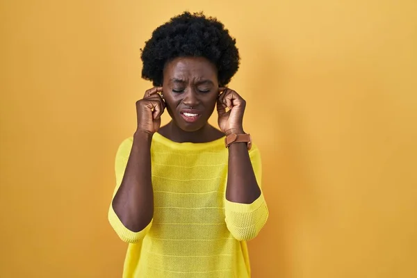African Young Woman Standing Yellow Studio Covering Ears Fingers Annoyed — Stock Photo, Image