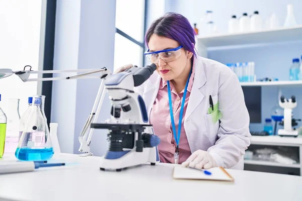 Jovem Cientista Bonita Size Mulher Escrevendo Notebook Usando Microscópio Laboratório — Fotografia de Stock