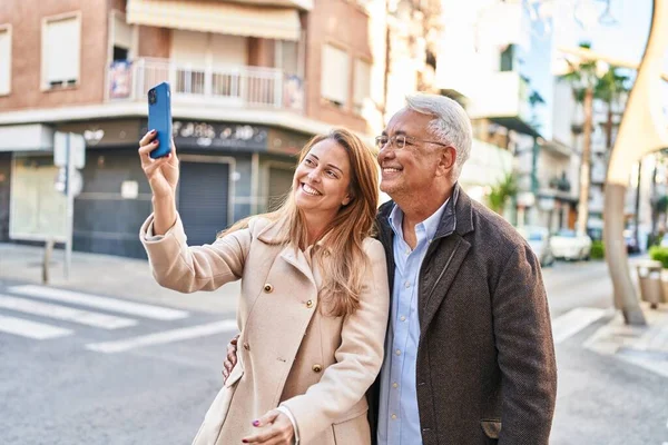 Medelålders Man Och Kvinna Par Ler Säker Att Göra Selfie — Stockfoto