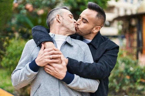 Doi Bărbați Cuplu Îmbrățișându Reciproc Sărutându Parc — Fotografie, imagine de stoc