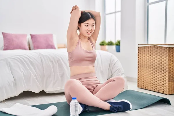 Chinese Woman Smiling Confident Stretching Bedroom — ストック写真