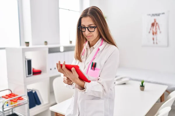 Mujer Joven Vistiendo Uniforme Médico Usando Touchpad Trabajando Clínica — Foto de Stock