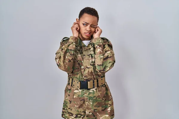 Bella Donna Afroamericana Vestita Con Uniforme Militare Mimetica Che Copre — Foto Stock