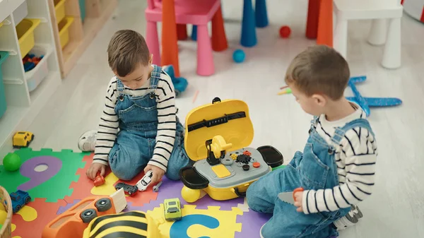 Liebenswerte Jungen Die Kindergarten Auf Dem Boden Sitzen Und Mit — Stockfoto