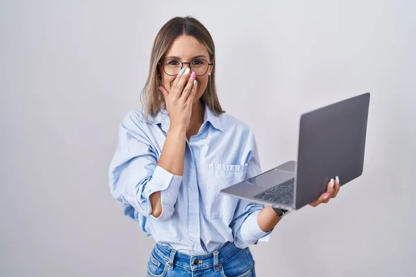 Νεαρή Γυναίκα Που Εργάζεται Χρησιμοποιώντας Φορητό Υπολογιστή Γελώντας Και Ντροπιασμένος — Φωτογραφία Αρχείου