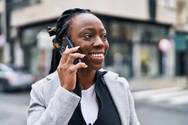 Donna Afroamericana Sorridente Fiducioso Parlando Sullo Smartphone Strada — Foto Stock
