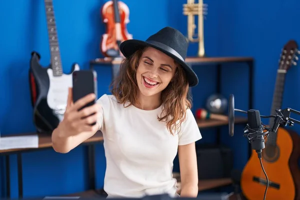 Νεαρή Γυναίκα Μουσικός Κάνει Selfie Από Smartphone Στο Στούντιο Μουσικής — Φωτογραφία Αρχείου