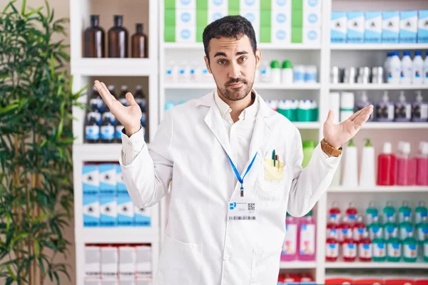 Bonito Homem Hispânico Que Trabalha Farmácia Drogaria Expressão Indolente Confusa — Fotografia de Stock