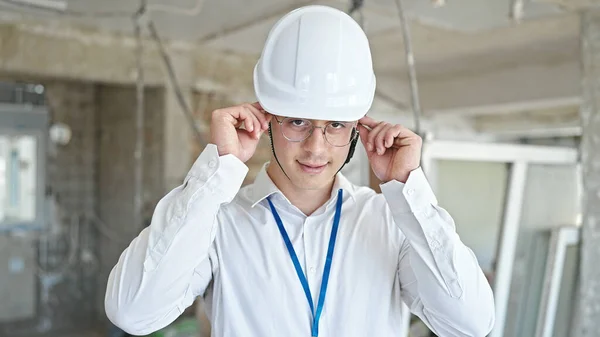 Joven Arquitecto Hispano Sonriendo Confiado Usando Gafas Sitio Construcción —  Fotos de Stock