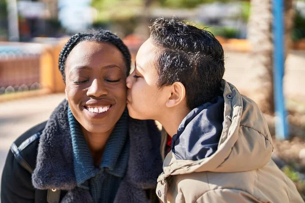 Afro Americano Mãe Filho Sorrindo Confiante Juntos Beijos Parque — Fotografia de Stock