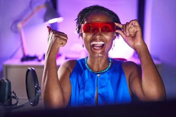 African Woman Dreadlocks Playing Video Games Wearing Virtual Reality Glasses — Stock Photo, Image