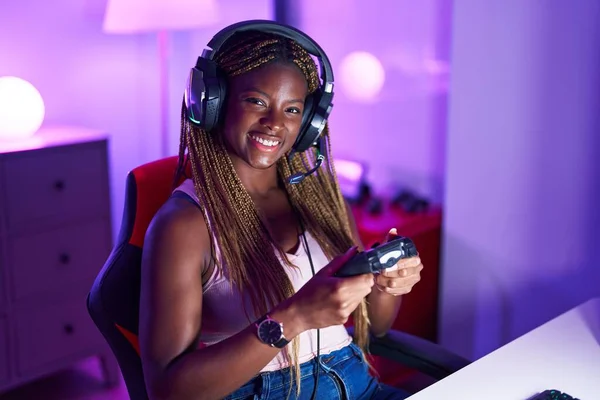 Afro Americano Mulher Streamer Jogar Vídeo Game Usando Joystick Sala — Fotografia de Stock