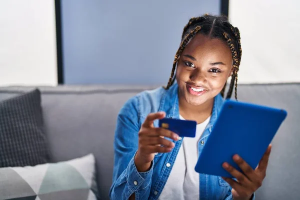Mujer Afroamericana Usando Touchpad Tarjeta Crédito Sentada Sofá Casa — Foto de Stock