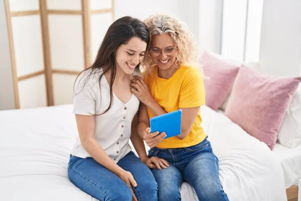 Twee Vrouwen Moeder Dochter Met Behulp Van Touchpad Zitten Bed — Stockfoto