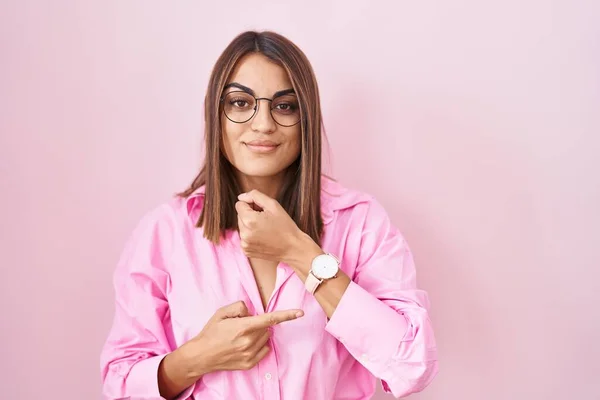 Mujer Hispana Joven Con Gafas Pie Sobre Fondo Rosa Con —  Fotos de Stock