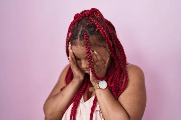 Africká Američanka Copánky Stojící Nad Růžovým Pozadím Smutným Výrazem Zakrývajícím — Stock fotografie