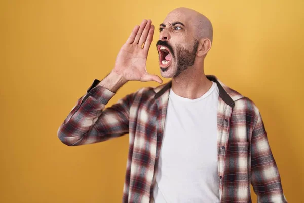 Hispanic Man Beard Standing Yellow Background Shouting Screaming Loud Side — Zdjęcie stockowe
