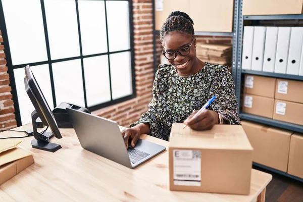 African American Woman Ecommerce Business Worker Using Laptop Writing Package — Photo