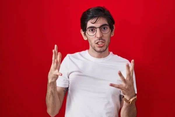 Young Hispanic Man Standing Red Background Crazy Mad Shouting Yelling — Foto Stock