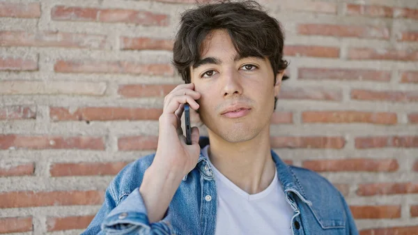 Jonge Spaanse Man Aan Het Praten Smartphone Met Serieuze Expressie — Stockfoto
