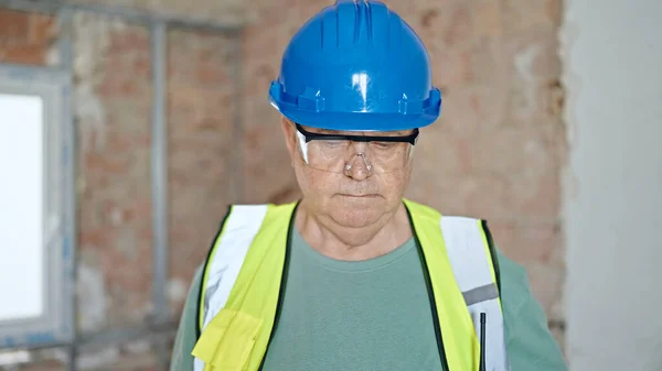 Constructor Hombre Pelo Gris Mediana Edad Pie Con Expresión Relajada — Foto de Stock